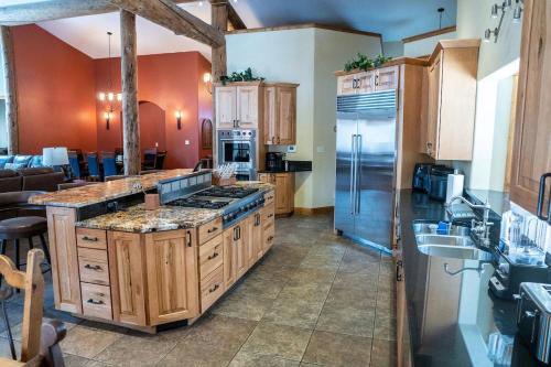 Køkken eller tekøkken på Whispering Pines Grand Estate