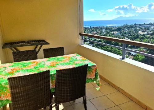 プナアウィアにあるMoenava Lodge - F2 Cozy & Stylé - Moorea View & Poolの景色を望むバルコニー(テーブル、椅子付)