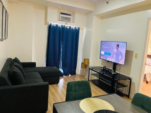 Televisyen dan/atau pusat hiburan di JFam Suites, C2-5F 1BR , Up To 7 Pax