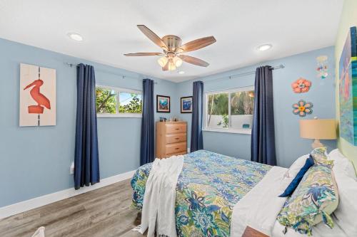 1 dormitorio con paredes azules y ventilador de techo en 4822 Fairview Dr, en Cabo Cañaveral