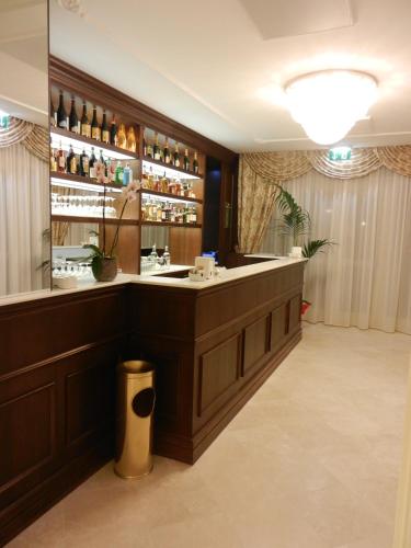 a bar in a hotel room with a counter at Hotel Villa Michelangelo in Citta' Sant'Angelo