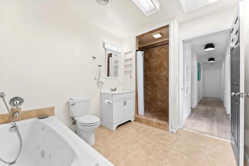 un bagno con vasca, WC e lavandino di 921 S Orlando Ave a Cocoa Beach