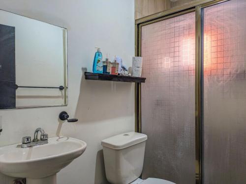 Ένα μπάνιο στο Amorous Escape I 500m Award-Winning Beach I Memory Foam King Bed I AC Kitchen WiFi 7B