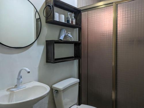 Ένα μπάνιο στο Romantic Escape I 500m Award-Winning Beach I Memory Foam King Bed I AC Kitchen WiFi 4B