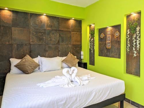 Ένα ή περισσότερα κρεβάτια σε δωμάτιο στο Romantic Escape I 500m Award-Winning Beach I Memory Foam King Bed I AC Kitchen WiFi 4B