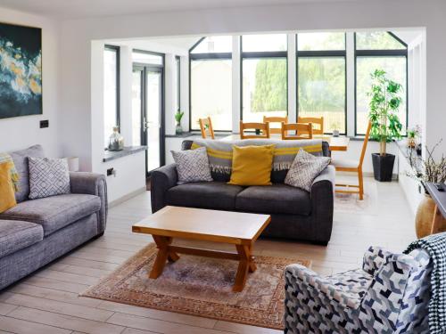ein Wohnzimmer mit zwei Sofas und einem Couchtisch in der Unterkunft Preselli View Cottage - Uk37755 in Ludchurch