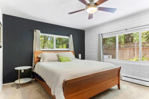 Un dormitorio con una cama y un ventilador de techo. en Relaxing River Retreat Near Moms Beach with Patio, en Hacienda