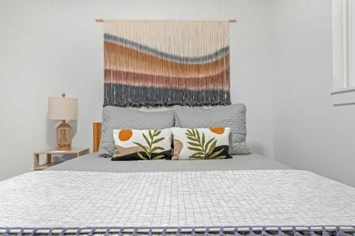 Postel nebo postele na pokoji v ubytování Modern Country Home Near Downtown & Bike Trail