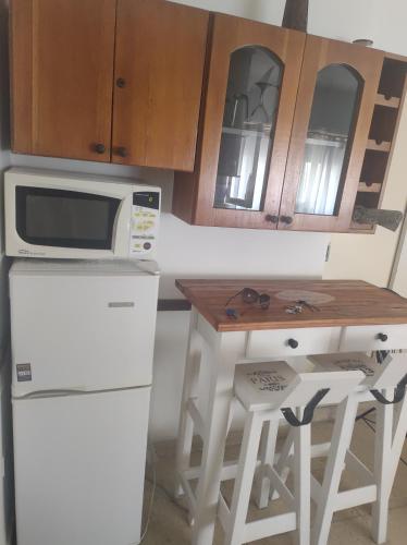 Il comprend une cuisine équipée d'un four micro-ondes et d'une petite table. dans l'établissement Monoambiente Aldrey, à Mar del Plata
