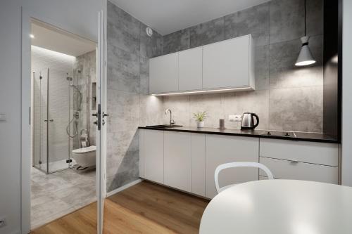 e bagno con lavandino, servizi igienici e doccia. di SilverApartments a Varsavia