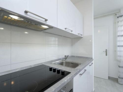 Η κουζίνα ή μικρή κουζίνα στο One Bedroom Apartment with Terrace and Sea View 4