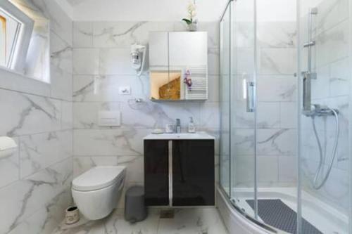 Et badeværelse på Three Bedroom Holiday Home with Pool