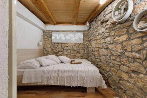 En eller flere senge i et værelse på Three Bedroom Holiday Home with Pool