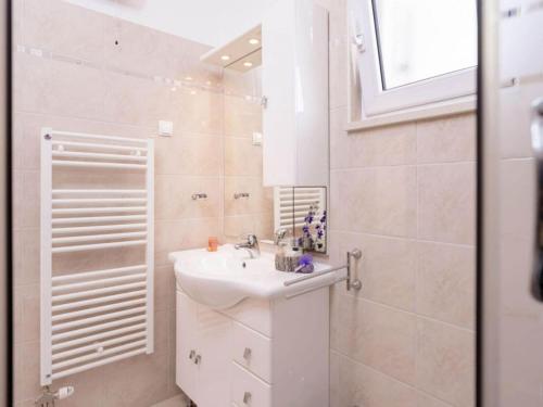 Koupelna v ubytování One Bedroom Luxury Apartment with Balcony and Sea View 1