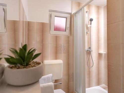 Ένα μπάνιο στο One Bedroom Apartment with Terrace 5