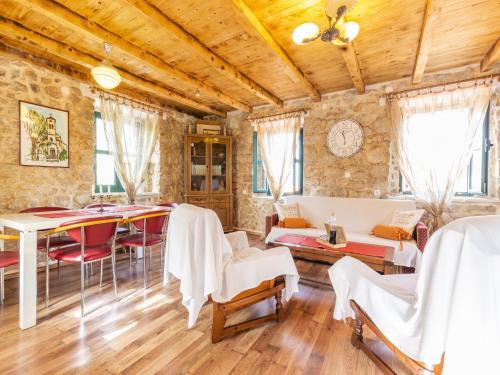 House with Two Bedrooms Dinko HH