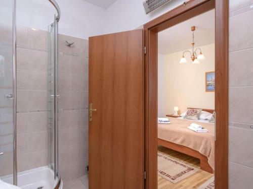 Un baño con una puerta que da a un dormitorio. en One Bedroom Apartment with Balcony 3, en Vrboska