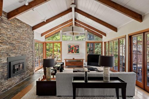 Una sala de estar con un sofá y un televisor. en 10 Acre Estate with Views Teahouse and Pickleball Court, en Graton
