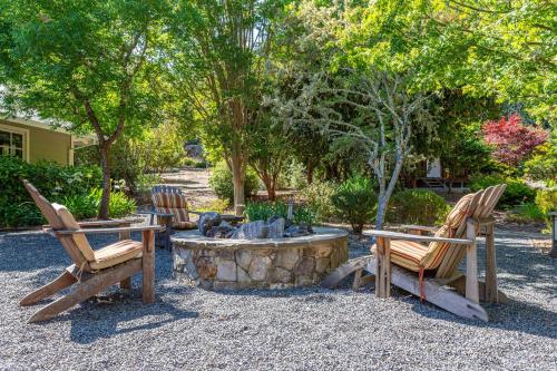 un grupo de sillas sentadas alrededor de una hoguera en 10 Acre Estate with Views Teahouse and Pickleball Court, en Graton