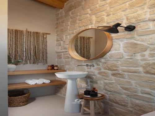Ένα μπάνιο στο Luxury Villa with heated infinity pool and sauna