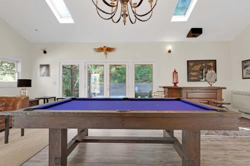 Τραπέζι μπιλιάρδου στο Stylish 3BR Retreat Close to Coast & Wineries