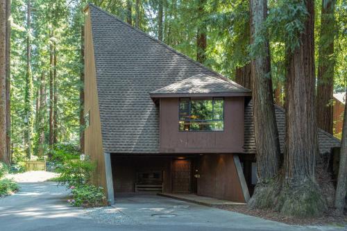 una pequeña casa en medio de un bosque en Tri-Level MCM Masterpiece Redwoods Golf & Spa, en Monte Rio