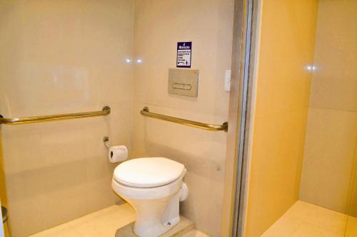 ein Badezimmer mit Toilette und Dusche in der Unterkunft Blend Marista in Goiânia