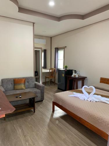 Un dormitorio con una cama con cisnes. en Jungle View Resort, en Ko Chang