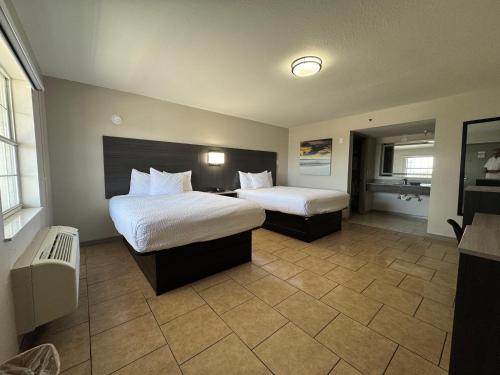 Un pat sau paturi într-o cameră la Travelodge by Wyndham Venice