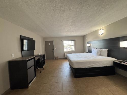 Un pat sau paturi într-o cameră la Travelodge by Wyndham Venice