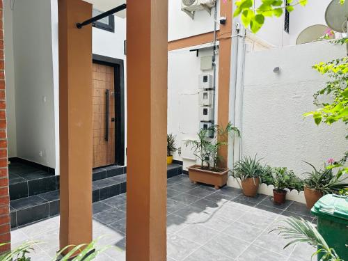 a courtyard with potted plants in a building at Maison confortable élégante et équipée pour un séjour idéal à Dakar in Dakar