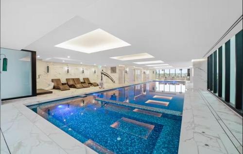 La alberca dentro o cerca de Spacious 4BR Family Apt in Box Hill Free Parking x 2