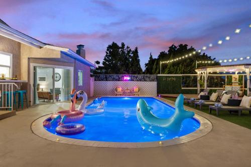 a swimming pool with swans in a backyard at The Sky Lounge in La Mesa