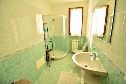 シルミオーネにあるSarno Apartments Via Tintorettoのバスルーム(シンク、シャワー付)