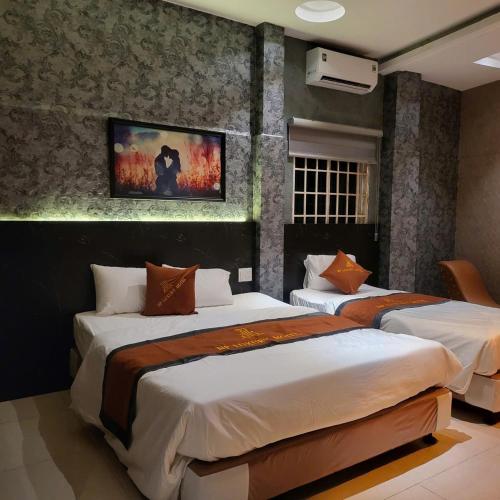 a hotel room with two beds in a room at NP Luxury Motel in Ấp Hưng Lộc