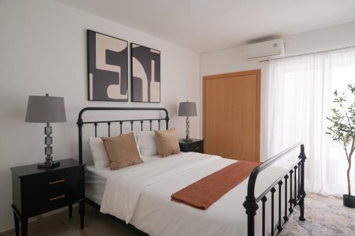 Llit o llits en una habitació de Empire Home!