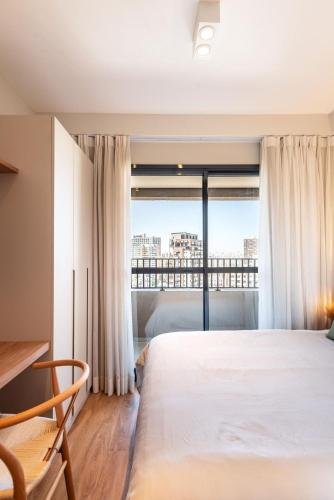 a bedroom with a bed and a large window at CGB1306 - Bela Vista com Piscina in São Paulo