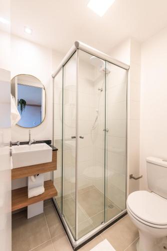 a bathroom with a glass shower and a toilet at CGB1306 - Bela Vista com Piscina in São Paulo