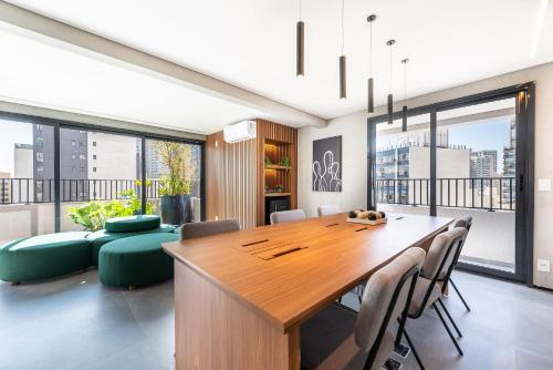 Un comedor con una gran mesa y sillas de madera. en CGB1306 - Bela Vista com Piscina, en São Paulo