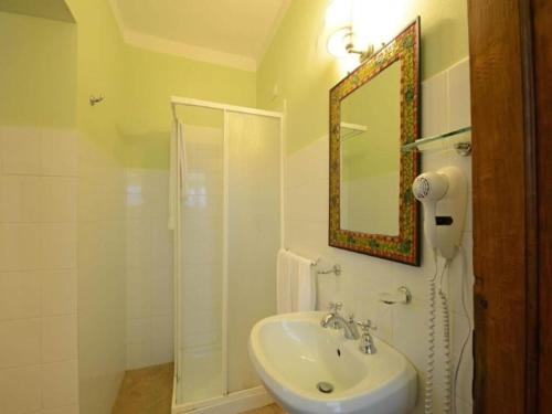 Ένα μπάνιο στο Hilltop apartment with swimming pool