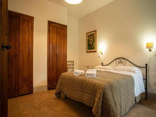 Ένα ή περισσότερα κρεβάτια σε δωμάτιο στο Hilltop apartment with swimming pool