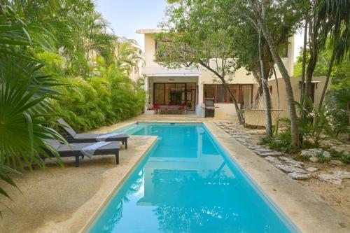 ein Swimmingpool vor einem Haus in der Unterkunft Exclusive Villa with private pool, Jungle and Golf views - 8 Min Walk to the Beach in Puerto Aventuras