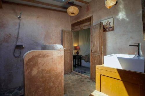 Ένα μπάνιο στο Wendelle 3 BR Private Pool Villa ZN276