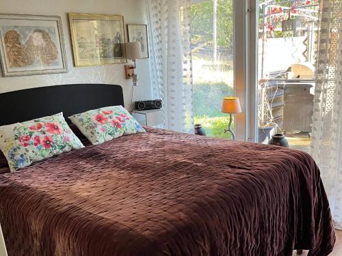 una camera da letto con un letto grande e una finestra di 5 person holiday home in ADELSÖ ad Adelsö