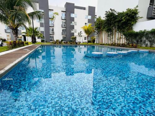 a large blue swimming pool in front of a building at El paraíso del descanso in El Jobo