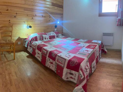 a bedroom with two beds with red and white blankets at Appartement 2 chambres aux pieds des pistes, parking gratuit - FR-1-807-125 in Saint-François-Longchamp