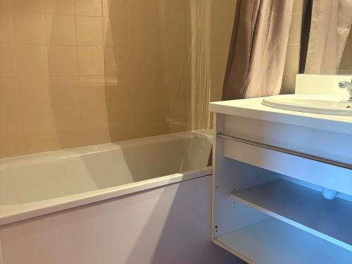 a bathroom with a bath tub and a sink at Appartement 2 chambres aux pieds des pistes, parking gratuit - FR-1-807-125 in Saint-François-Longchamp