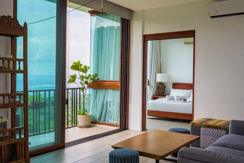 ein Wohnzimmer mit einem Zimmer mit Bett und einem Balkon in der Unterkunft Narra Hill Tagaytay in Laurel