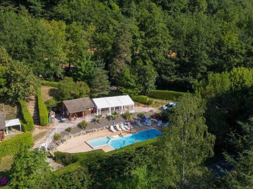 Kolam renang di atau dekat dengan Appartement cosy avec terrasse pour 2 personnes à Sauveterre-de-Rouergue - API-1-52-755