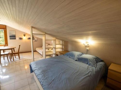 Giường trong phòng chung tại Appartement cosy avec cuisine équipée - API-1-52-760